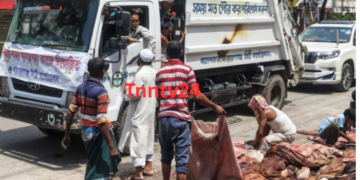 পরিচ্ছন্ন কর্মীদের সাথে বর্জ্যবাহী ট্রাকে চড়ে ঈদের দিন নির্দেশনায় ছিলেন প্রশাসক সাখাওয়াত।Tnntv24