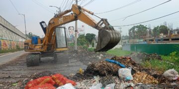 সংবাদ প্রকাশের পর: ঢাকা-সিলেট মহাসড়কের রূপগঞ্জের ভুলতা সড়কের পাশের ময়লা আবর্জনার স্তুপ অপসারণ:Tnntv24
