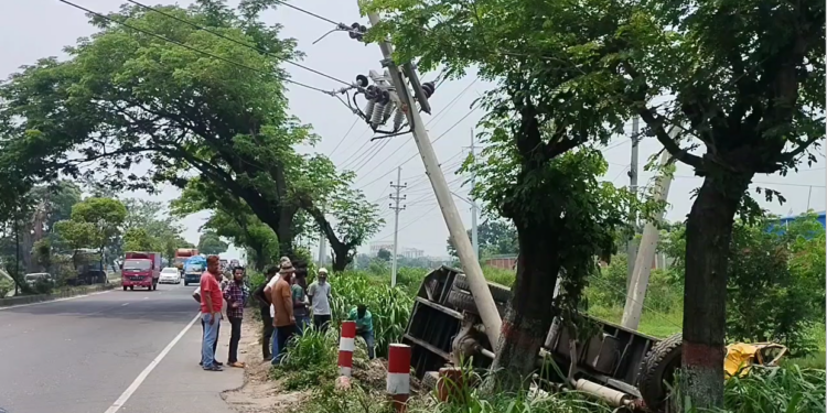 নারায়ণগঞ্জের সোনারগাঁয়ে ঢাকা-চট্টগ্রাম মহাসড়কে কাভার্ডভ্যান উল্টে চালক নিহত,আহত হেলপার। Tnntv24