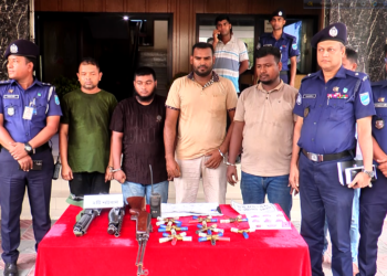 নারায়ণগঞ্জের লাইসেন্সধারি ব্যক্তিদের অস্ত্র লুটের ঘটনায় অস্ত্র ছিনতাইকারী চক্রের ৪ জন গ্রেফতার,৩ টি অস্ত্র ও ৩৮ রাউন্ড গুলি উদ্ধার।Tnntv24