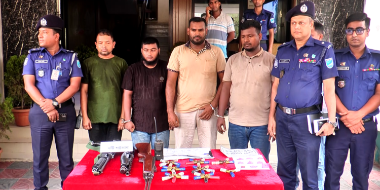 নারায়ণগঞ্জের লাইসেন্সধারি ব্যক্তিদের অস্ত্র লুটের ঘটনায় অস্ত্র ছিনতাইকারী চক্রের ৪ জন গ্রেফতার,৩ টি অস্ত্র ও ৩৮ রাউন্ড গুলি উদ্ধার।Tnntv24