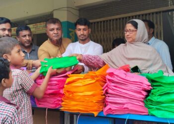 রূপগঞ্জে স্বেচ্ছাসেবক দল নেতার উদ্যোগে সহস্রাধিক শিক্ষার্থীর মাঝে শিক্ষা উপকরণ সামগ্রী বিতরণ । Tnntv24