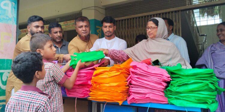 রূপগঞ্জে স্বেচ্ছাসেবক দল নেতার উদ্যোগে সহস্রাধিক শিক্ষার্থীর মাঝে শিক্ষা উপকরণ সামগ্রী বিতরণ । Tnntv24