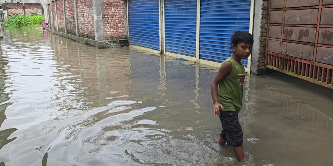 রূপগঞ্জে বেড়িবাধেঁর ভেতর কৃত্রিম জলাবদ্ধতার প্রতিকার চায় এলাকাবাসী:Tnntv24