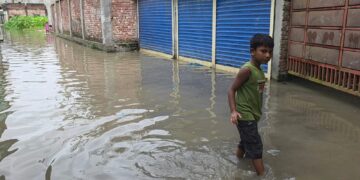 রূপগঞ্জে বেড়িবাধেঁর ভেতর কৃত্রিম জলাবদ্ধতার প্রতিকার চায় এলাকাবাসী:Tnntv24