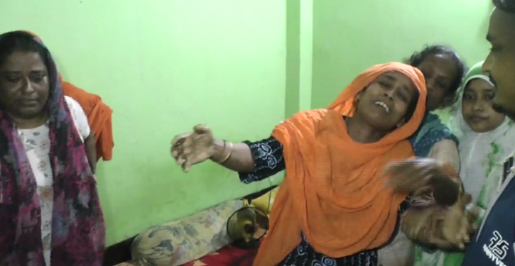 নারায়ণগঞ্জে ‘ছিনতাইকারী’ আখ্যা দিয়ে ২২ বছর বয়সী এক যুবককে পিটিয়ে হত্যার অভিযোগ।Tnntv24