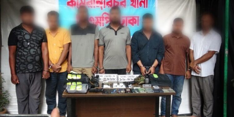 প্রশাসনের বিভিন্ন বাহিনীর পোশাকে ডাকাতি রূপসীর শীর্ষ সন্ত্রাসী আতঙ্ক ইমরানের বোনের  বাড়ি থেকে অস্ত্র উদ্ধার,থানায় মামলা:Tnntv24 