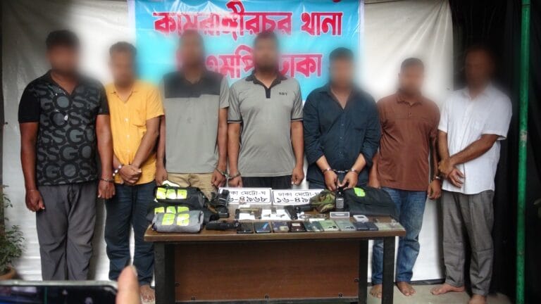 প্রশাসনের বিভিন্ন বাহিনীর পোশাকে ডাকাতি রূপসীর শীর্ষ সন্ত্রাসী আতঙ্ক ইমরানের বোনের  বাড়ি থেকে অস্ত্র উদ্ধার,থানায় মামলা:Tnntv24 