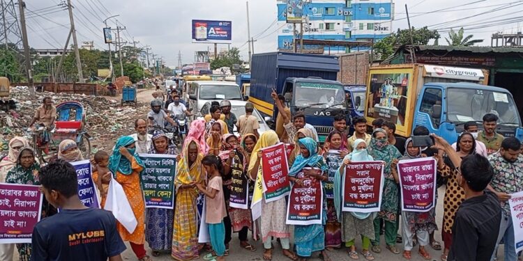 রূপগঞ্জে লোকালয়ের ময়লা আবর্জনার স্তুপ অপসারণের দাবিতে মানববন্ধন , অবরোধ ও বিক্ষোভ:Tnntv24