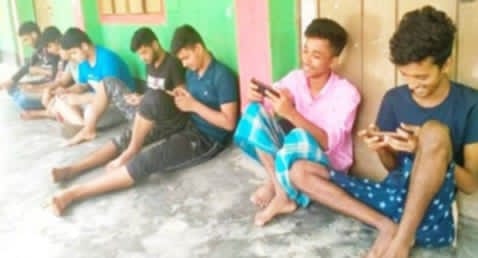 প্রযুক্তির ছোঁয়ায় বদলে গেছে বন্ধুত্বের ধরন- “বন্ধু তিন দিন তোর বাড়িত গেলাম, দেখা পাইলাম না”:Tnntv24
