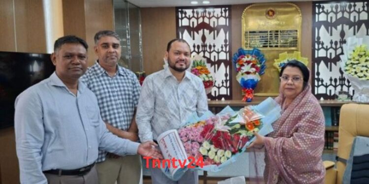 ব্যবসায়ী নেতা মোহাম্মদ সোহাগ খাদ্যমন্ত্রীর সাথে সাক্ষাৎ করলেন।Tnntv24