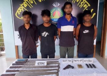 রূপগঞ্জের শীর্ষ সন্ত্রাসী ১৮মামলার আসামী কুত্তা শ্রাবণও তিন সহযোগীকে পিস্তলসহ গ্রেফতার:Tnntv24