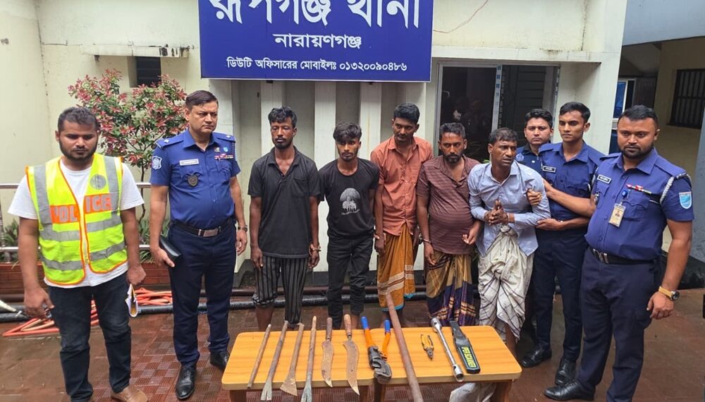 রূপগঞ্জে ডাকাতি হওয়া স্বর্ণালংকার উদ্ধার, ধারালো অস্ত্রসহ পাঁচ ডাকাত গ্রেফতার:Tnntv24
