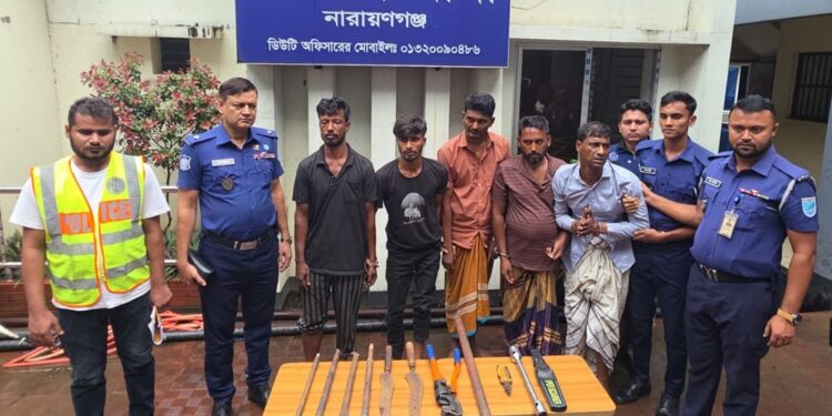 রূপগঞ্জে ডাকাতি হওয়া স্বর্ণালংকার উদ্ধার, ধারালো অস্ত্রসহ পাঁচ ডাকাত গ্রেফতার:Tnntv24