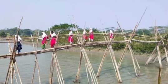 প্রদীপের নীচে অন্ধকার বালু নদীতে  ১৭ বাঁশের সাঁকো:Tnntv24