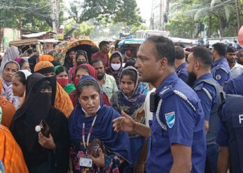 নারায়ণগঞ্জ: বকেয়া বেতনের দাবিতে ইউনাইটেড এ্যাপারেল কম্পোজিটের শ্রমিকদের বিক্ষোভ ও অবরোধ।Tnntv24