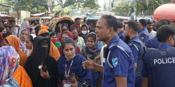 নারায়ণগঞ্জ: বকেয়া বেতনের দাবিতে ইউনাইটেড এ্যাপারেল কম্পোজিটের শ্রমিকদের বিক্ষোভ ও অবরোধ।Tnntv24