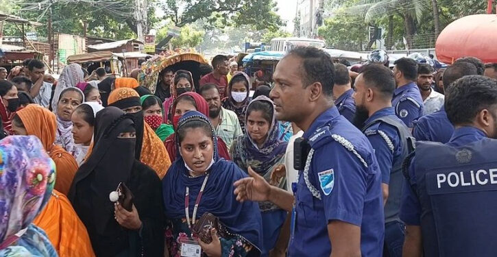 নারায়ণগঞ্জ: বকেয়া বেতনের দাবিতে ইউনাইটেড এ্যাপারেল কম্পোজিটের শ্রমিকদের বিক্ষোভ ও অবরোধ।Tnntv24