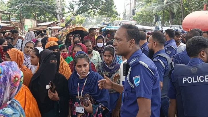 নারায়ণগঞ্জ: বকেয়া বেতনের দাবিতে ইউনাইটেড এ্যাপারেল কম্পোজিটের শ্রমিকদের বিক্ষোভ ও অবরোধ।Tnntv24