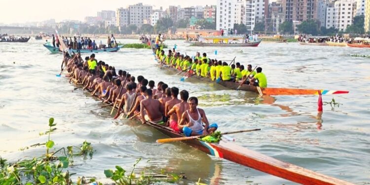 রূপগঞ্জে নৌকা বাইচ প্রতিযোগিতায় মুখোরিত শীতলক্ষ্যা, নদীর তীরে লাখো জনতার ঢল:Tnntv24
