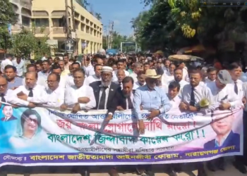 আদালত চত্বরে জয়বাংলা স্লোগান, আইনজীবিদের প্রতিবাদ মিছিল বিএনপির নেতার হুশিয়ারী আইভীর বাড়ির একটি ইটও থাকবেনা।Tnntv24