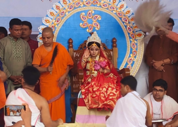 নারায়ণগঞ্জ:দেবীরূপে কুমারী শ্রেয়সীকে হাজারো ভক্তের শ্রদ্ধার্ঘ্য। Tnntv24