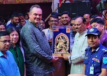 বোস কেবিনে চায়ের স্বাদ নিয়ে আমলাপাড়া মন্ডপ পরিদর্শনে মার্কিন রাষ্ট্রদূত। Tnntv24