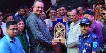 বোস কেবিনে চায়ের স্বাদ নিয়ে আমলাপাড়া মন্ডপ পরিদর্শনে মার্কিন রাষ্ট্রদূত। Tnntv24