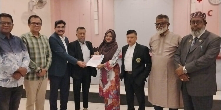 রেডক্রিসেন্টে নবী-টিপু প্যানেল ফিল্ড অফিসার মাহমুদার কাছে জমা। Tnntv24